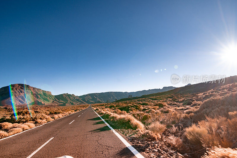 公路旅行在美丽的日落在加拿大del Teide，国家公园del Teide，特内里费，加那利群岛，西班牙-股票照片